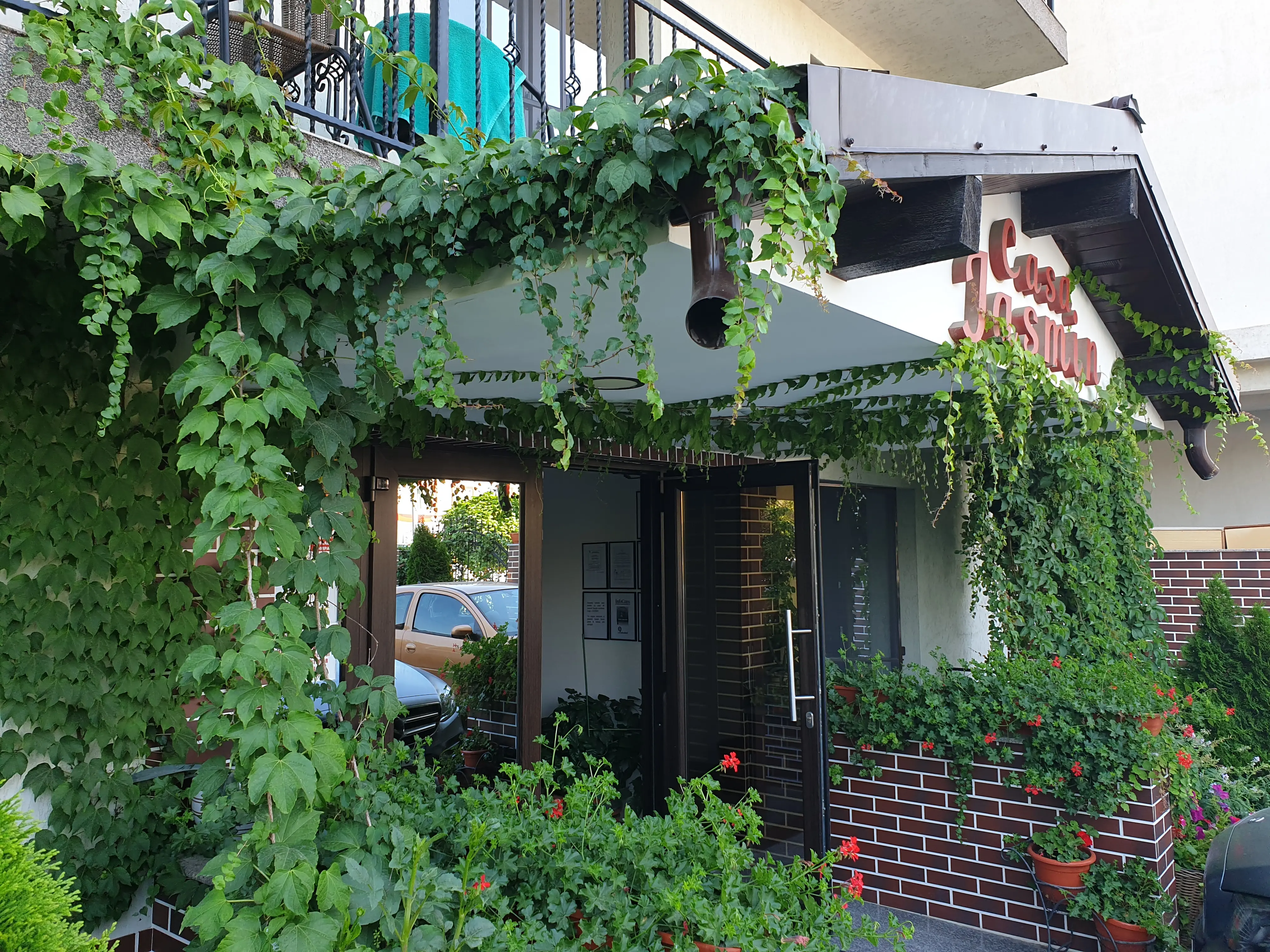 Intrarea Casa Jasmin