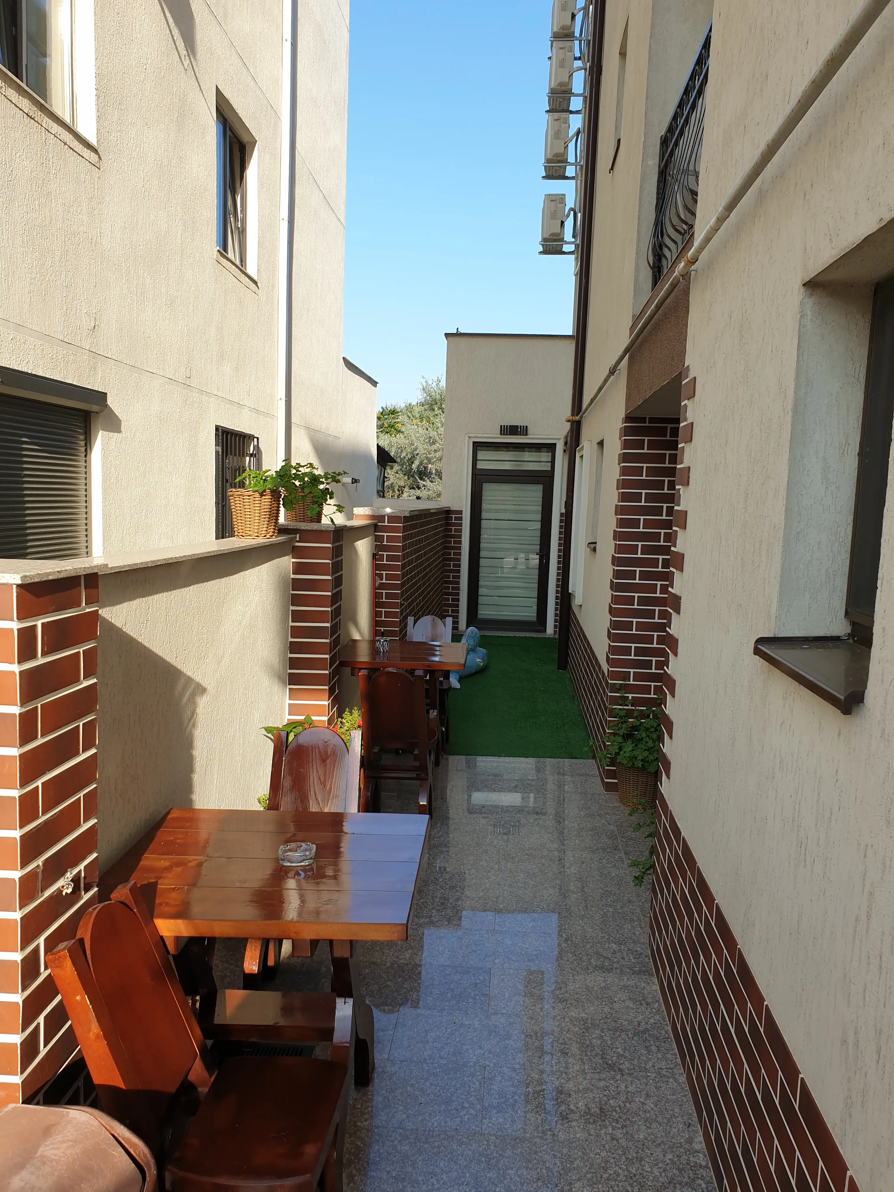 Curtea exterioară Casa Jasmin